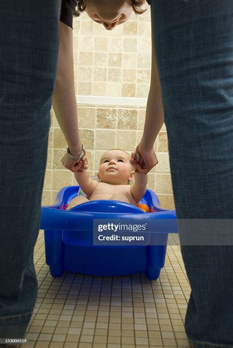Maman Joue Avec Son Fils Dans Une Baignoire Photo Getty Images