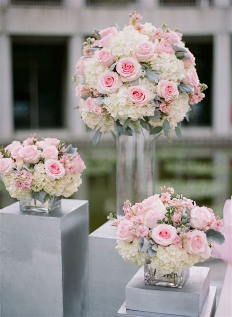 Centro De Mesa Rosa Y Blanco Flower Centerpieces Wedding Wedding Flower Arrangements Wedding