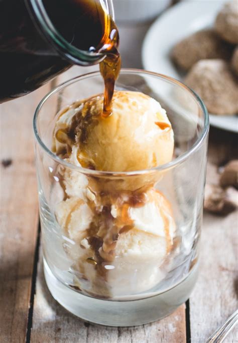 İnce çekilmiş kahveyi espresso makinesinin içerisine aktarın. Maple Affogatos + Amaretti Cookies - Camille Styles
