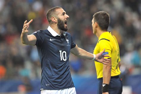 Nhưng việc cho karim benzema vào danh sách ứng viên quả bóng vàng 2018 thì thực sự là một trò lố. Benzema réclame des explications et «rêve» de jouer la ...