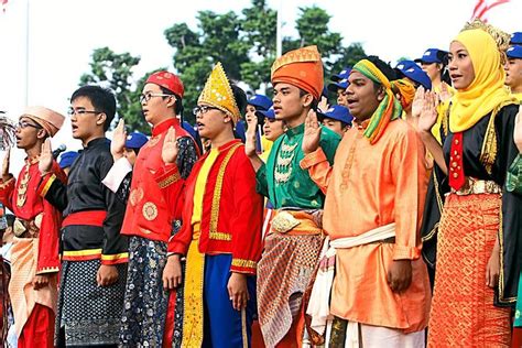 Peranan kerajaan, masyarakat serta ngo dalam membantu mengukuhkan hubungan etnik di malaysia nor tanggungjawab bagi memupuk dan memelihara perpaduan antara kaum di negara ini terus diletakkan di bawah tanggungjawab jabatan. Budaya Islam: Peranan Pelajar Dalam Memupuk Perpaduan ...