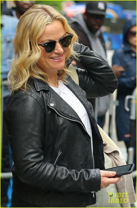Amy Poehler Steps Out In A Leather Jacket In Nyc Photo Amy