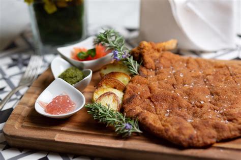 Nella fattispecie si tratta di una pietanza che contraddistingue la tradizione gastronomica meneghina. Cotoletta alla milanese | Ricetta di Carlo Molon | Sfizioso.it