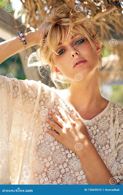 Portrait D Une Belle Femme Blonde Sensuelle Photo Stock Image Du Soin