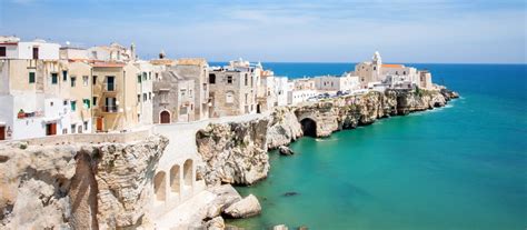 Bari est la plus importante ville de la région, célèbre pour sa basilique saint nicolas et dont le centre. Découvrir la belle région italienne "Les Pouilles"