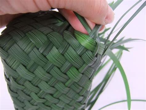Tutorials Weaving A Diagonal Green Grass Basket
