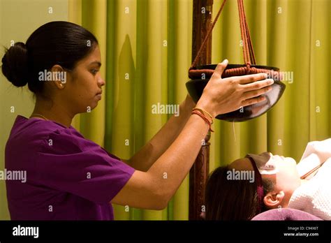 Shirodhara Ayurvedic Massage Hi Res Stock Photography And Images Alamy