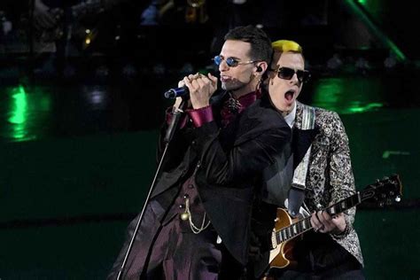 Anna tatangelo, achille lauro & boss doms. Achille Lauro bacia Boss Doms, immagini virali