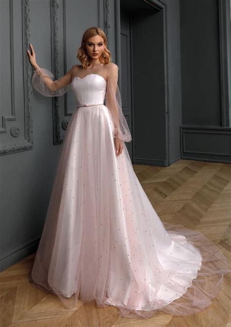Нежное свадебное платье с жемчужинами купить в Москве