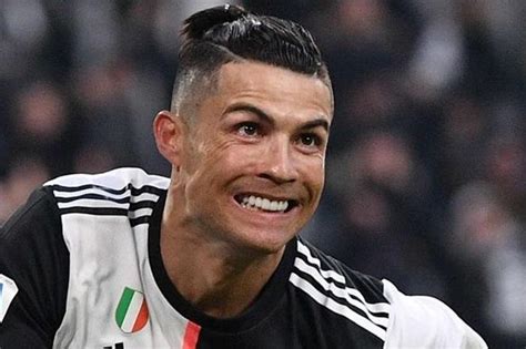 يمنحك فيسبوك إمكانية التواصل مع الأشخاص ومشاركة ما تريد معهم. كريستيانو رونالدو على أعتاب تحطيم هذا الرقم القياسي - ملاعب