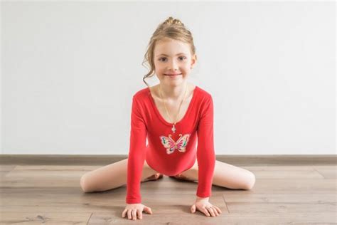 Flexible Little Girl In Red Leotard Doing Gymnastic — Stock Photo
