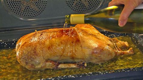 Schreibe eine antwort …petersilie und kapern sowie kalbsschnitzel in die sauce geben und. Gänsebraten und Bratensauce | Bratensauce, Martina und ...