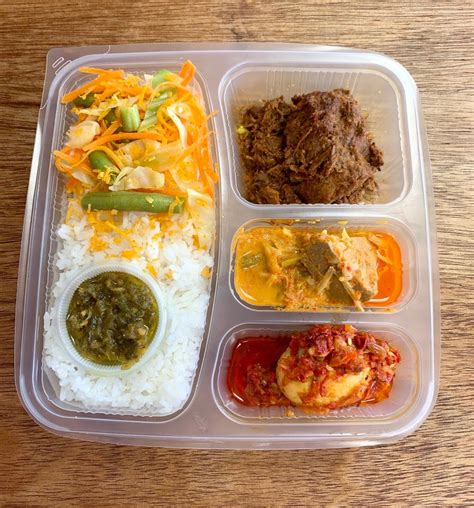Terlebih, sebagian besar olahannya menggunakan jeroan. Nasi Padang Set - Beef Rendang
