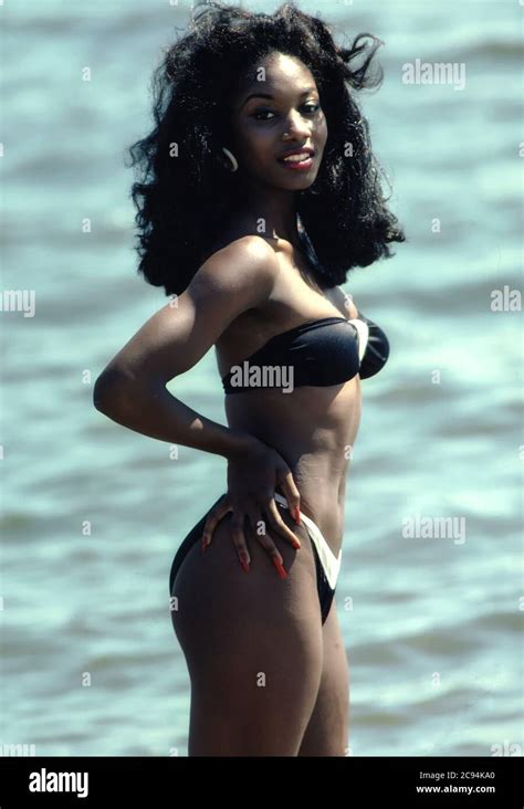 Joven mujer negra en un bikini Fotografía de stock Alamy
