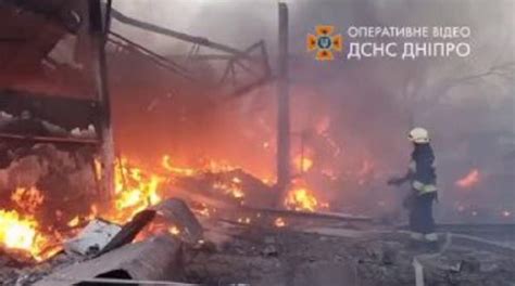Rușii atacă vestul Ucrainei pentru prima dată de la începutul războiului Pompierii se luptă cu
