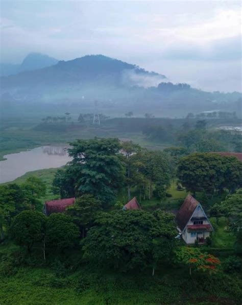 Wisatawan biasa berdiri di pinggiran waduk untuk menikmati. Waduk Selorejo: Review & Harga Tiket Masuk (2021)