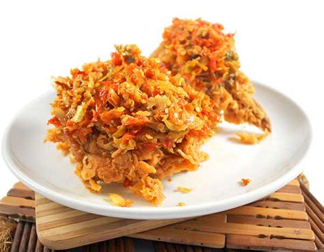 Jika pada awal kemunculannya, ayam geprek disajikan dengan sambal korek yang nampol pedasnya, kini makin banyak varian resep yang tersedia. Resep Ayam Geprek Tepung Ala Rumahan