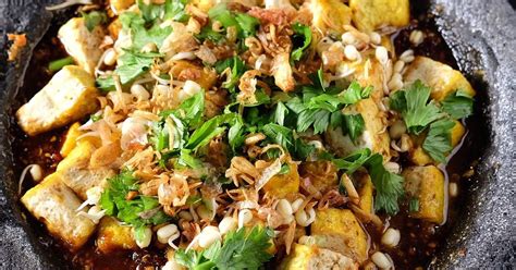 Chinese indonesians, mostly descendant of han ethnic hokkien speakers, brought their legacy of chinese cuisine, and modified some of the dishes with the addition of indonesian ingredients, such as kecap manis (sweet soy sauce), palm sugar, peanut sauce. Resep Tahu kecap pedas oleh Susi Agung - Cookpad