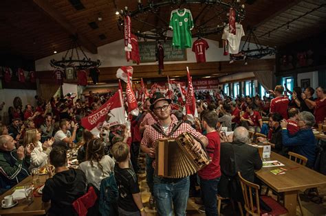 Over Beers With Fans Bayern Munich Delivers A Personal Touch The New