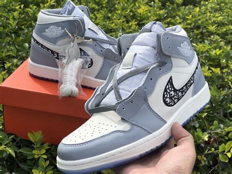 The air jordan i was the first shoe to be worn in the nba with multiple colors. Dior x Air Jordan 1 High OG 2020 grey in 2020