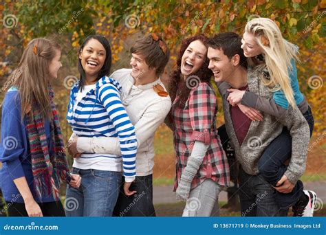 Groupe De Six Amis D Adolescent Ayant L Amusement Image Stock Image