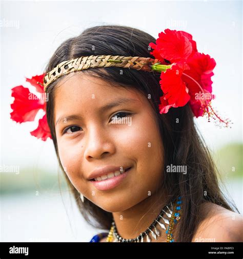 pueblo embera panamá 9 de enero de 2012 retrato de un indio nativo undientified chica con