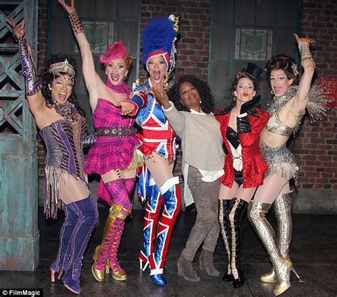Oprah Winfrey Poses Backstage With Cast Of Kinky Boots Daily Mail Online