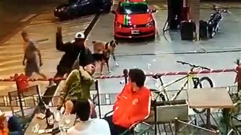 【衝撃映像】お店のテラス席で食事中、突然うしろから刃物で首を切られてしまう事件映像。 カルマニマ（カルマニア）