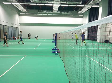 Proper rocket crip in badminton. Badminton Hall - UM OSA Sports Facilities 澳門大學體育事務部 體育設施