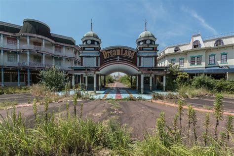 These Photos Of The Abandoned Japanese Disneyland Are Every Bit Dark