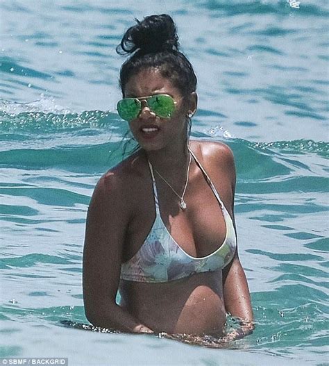 Kevin Hart S Wife Eniko Flaunts Baby Bump In Florida Daily Mail Online