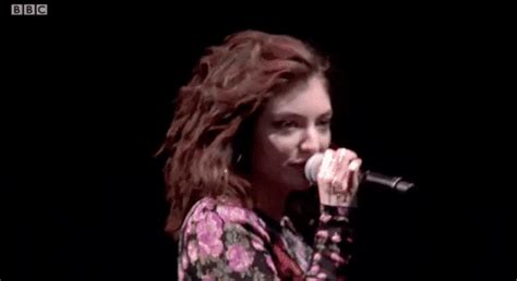 Lorde Gif By Glastonbury Festival Find Share On Giphy