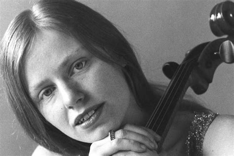 Violoncellistka Jacqueline Du Pré Se Narodila Před 75 Lety Opera Plus