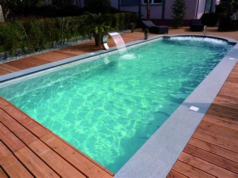 Sodass sie mit seiner pool umrandung bauen am ende rundum zufriedengestellt sind, hat unser team an produkttestern auch noch die minderwertigen produkte vor veröffentlichung aussortiert. Poolumrandung aus Holz oder WPC - Tipps und Ideen