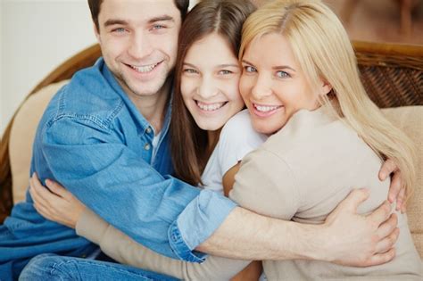 Primer Plano De Familia Feliz Abrazándose En Casa Descargar Fotos Gratis