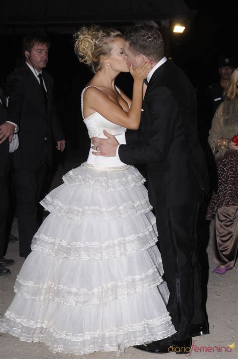 Michael buble and luisana lopilato host their second wedding ceremony at the pan pacific hotel in. Michael Bublé y Luisana Lopilato besándose el día de su boda