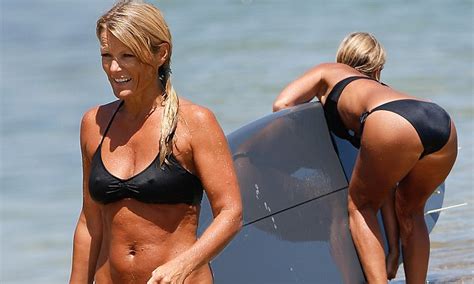 shane warne s ex wife simone callahan 44 shows off her incredible abs daily mail online