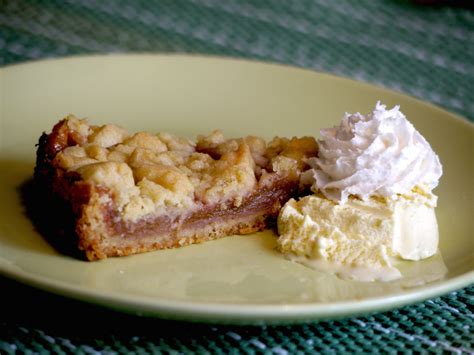 2/3 der streusel auf ein gefettetes, tiefes backblech verteilen. veganer-rhabarber-streusel-kuchen-muerbteig-paradiesfutter ...