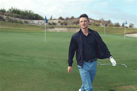 Download Professional golfer Justin Rose confidently walking on a golf
