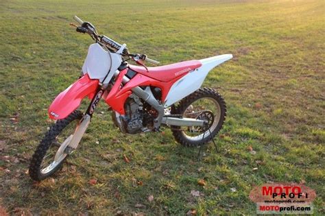 In this version sold from year 2019 , the dry weight is and it is equipped with a single cylinder. Honda CRF250R 2009 Specs and Photos