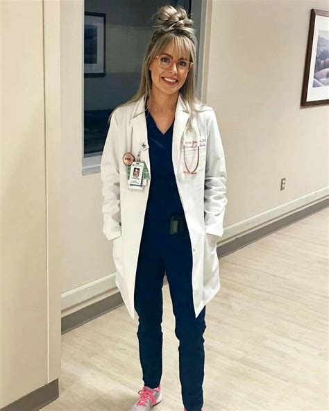 Pin By Maria Fernanda Uliana On Photo Poses Doctor Outfit Medical