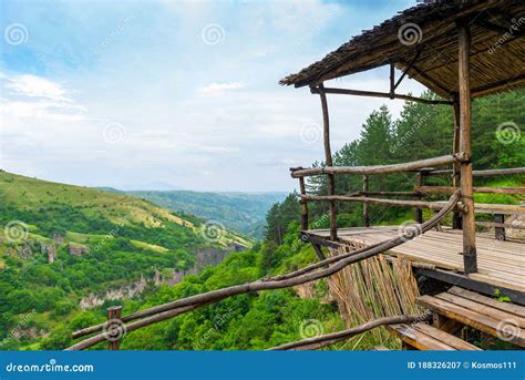 Holz Aussichtsplattform In Der Schlucht In Den Malerischen Bergen