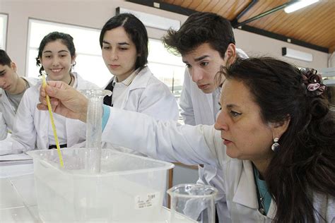 Estudiantes Del Liceo Bicentenario De Valdivia Practican Química En