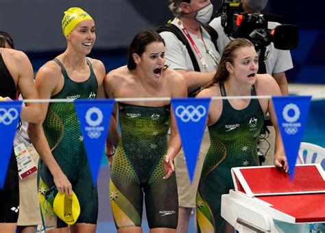 olympics australia caps week with gold in women s 400 medley relay