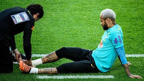 Photo La blessure choc de Neymar avant le match contre la Corée du Sud