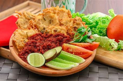 Goreng terlebih dahulu bahan sambalnya seperti cabai rawit, bawang putih, bawang merah, cabai merah, hingga layu, ini dimaksudkan agar sensasi pedasnya tidak membuat usus kita sakit. Resep Ayam Penyet Tepung - Surat Rasmi G