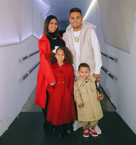 Desde el 2012 ozuna se encuentra en una relación con taina marie meléndez, quien es la madre de sus dos hijos. Video: Ozuna le pide matrimonio a su compañera y madre de ...