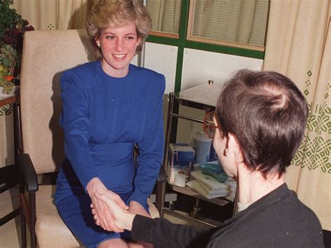 Photo Princess Diana Shaking Hands With An Aids Patient In 1987