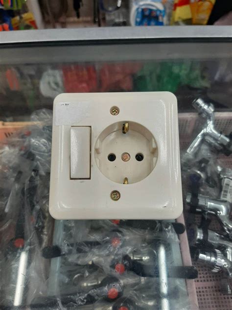 Broco Stop Kontak + Saklar Inbow 525161 | Lazada Indonesia