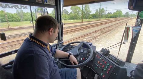 VIDEÓ: Tamás, aki saját Ikarus buszával nyomul, egyébként mozdonyvezető ...